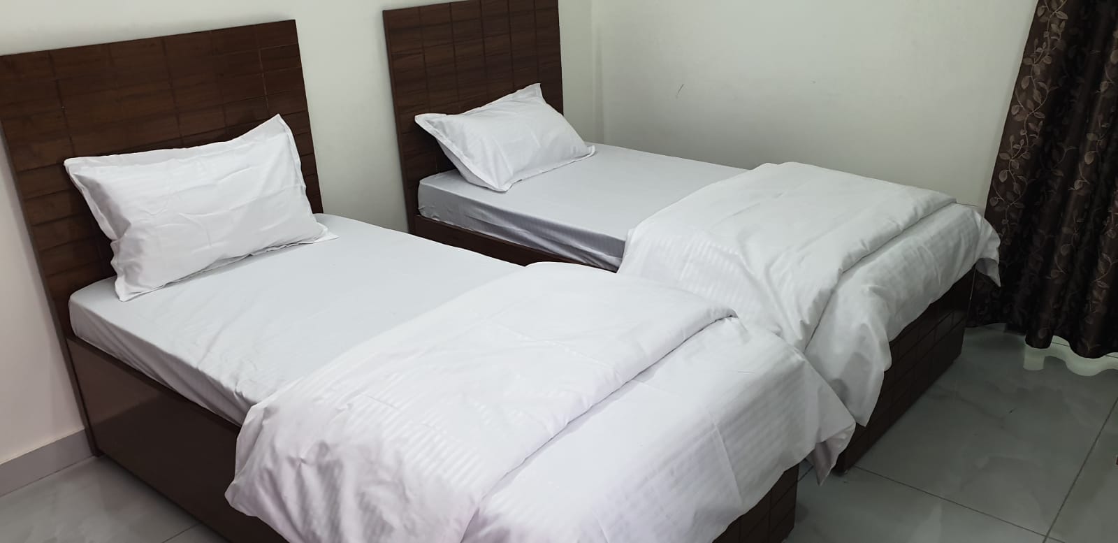Twin bedroom — angle 2