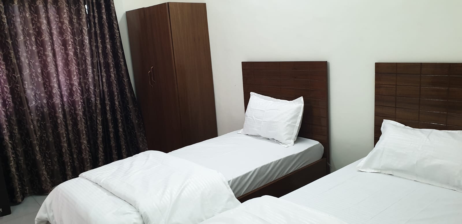 Set B — Twin bedroom with wooden headboards